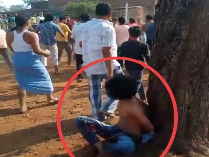 चोरी का आरोप लगा तालिबानी सजा, बांधकर मारपीट; VIDEO:  महिलाओं को भी पीटा, एक परिवार के छह सदस्य हुए घायल - Ambikapur (Surguja) News
