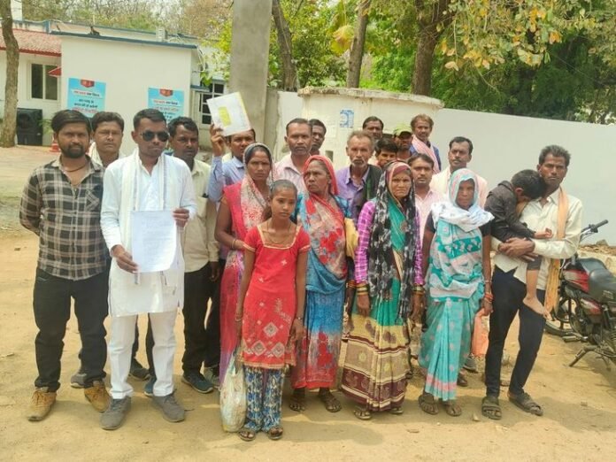 छतरपुर में पैसा डबल करने के नाम पर ठगी:  500 लोगों से करोड़ों रुपए लेकर कंपनी के डायरेक्टर फरार; एसपी से की शिकायत - Chhatarpur (MP) News