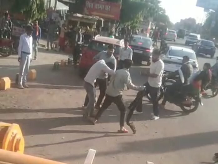 झांसी में युवक को पीटा:  बीच रोड पर पटका, फिर बरसाए लात घूसे, वीडियो सामने आने के बाद पुलिस ने की कार्रवाई - Jhansi News
