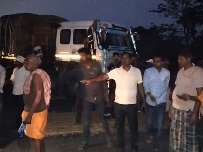 ट्रक के नीचे दबने से मासूम की मौत;मां घायल:  सुपौल में फोरलेन क्रॉस करने के दौरान हादसा, ग्रामीणों ने एक घंटे तक किया हाईवे जाम - Supaul News