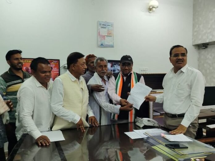 निजी स्कूलों की मनमानी का विरोध:  फीस वृद्धि और किताब-यूनिफॉर्म की जबरन वसूली, कांग्रेस ने किया प्रदर्शन - Kannauj News