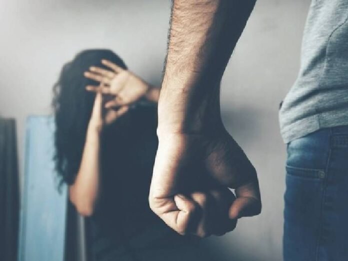 पति ने प्रेमिका के लिए पत्नी को किया प्रताड़ित:  पति ने पत्नी के अंगों को सिगरेट से गोदा, घर से मारपीट कर निकाला - Kanpur News