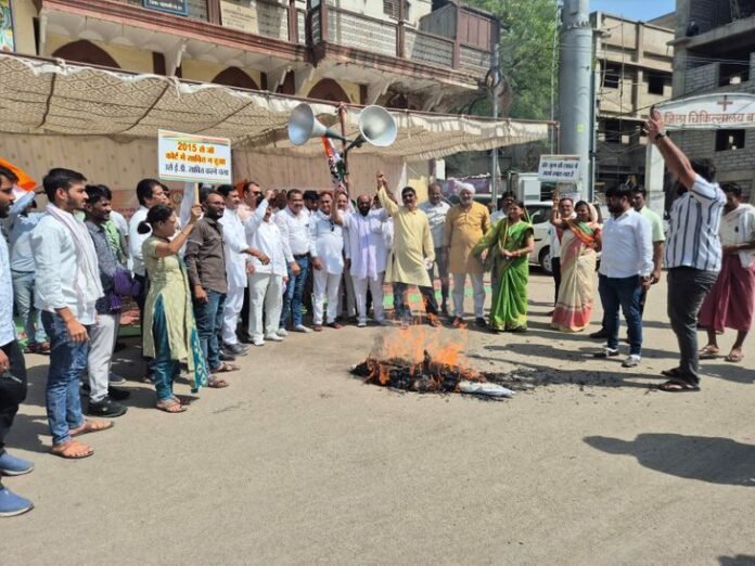 बड़वानी में कांग्रेस का विरोध प्रदर्शन, ईडी का पुतला फूंका:  नेशनल हेराल्ड केस में सोनिया-राहुल पर ED की चार्जशीट, पूर्व गृहमंत्री बोले- बदले की राजनीति - Barwani News