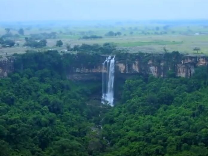 बस्तर के मेंद्रीघूमर वाटरफॉल में मिली 2 लाश:  100 फीट गहरी खाई, वाहन को देख नीचे गिरने का लगाया अंदेशा, तलाशी पर मिले शव - Jagdalpur News