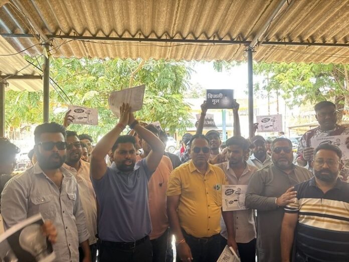 बिजली की अव्यवस्था को लेकर युकां ने घेरा कार्यालय:  व्यवस्था सुधारने एक सप्ताह का अल्टीमेटम, कांग्रेस ने दी आंदोलन की चेतावनी - Ambikapur (Surguja) News
