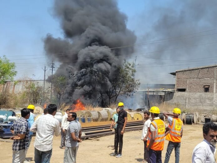 बिजली डिपो में डीपी फॉल्ट से लगी आग:  कई उपकरण जले, फायर ब्रिगेड ने आधे घंटे में पाया काबू - Barwani News
