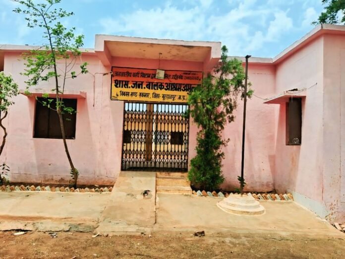 बुरहानपुर के छात्रावासों में नहीं लौटे विद्यार्थी:  नए सत्र के 18 दिन बाद भी कई जगह मिले ताले; अफसर बोले- प्रयास कर रहे - Burhanpur (MP) News