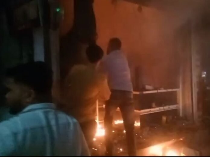 बुरहानपुर में 24 घंटे में तीसरी आग:  गांधी चौक की कपड़ा दुकान में देर रात लगी आग, फायर ब्रिगेड ने 30 मिनट में पाया काबू - Burhanpur (MP) News