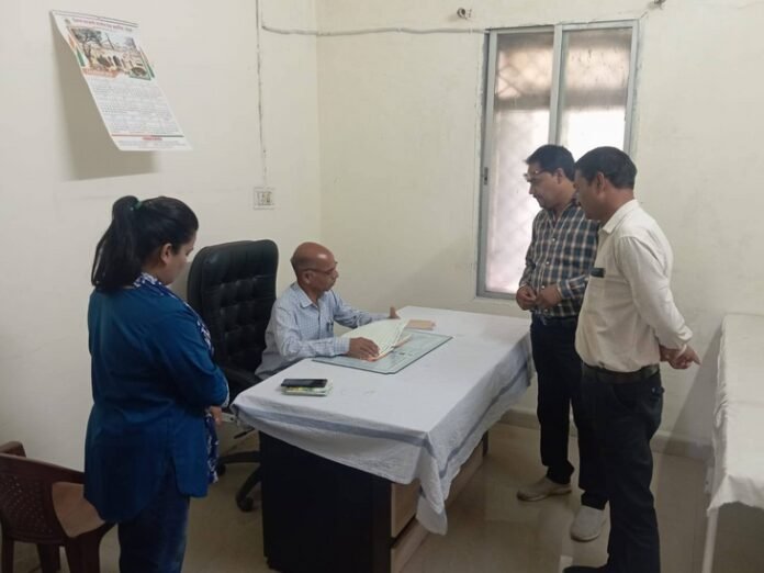 बैतूल CMHO ने 15 डॉक्टर-स्टाफ को नोटिस जारी किया:  निरीक्षण के दौरान गैरहाजिर मिले, कहा- मरीजों के इलाज पर पड़ रहा असर - Betul News