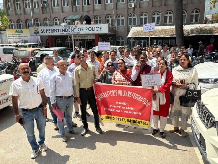 मंडी में ठेकेदारों का प्रदर्शन:  बोले- 31 मार्च को भी पेमेंट नहीं मिली, 21 अप्रैल तक का अल्टीमेटम; आमरण अनशन की चेतावनी - Mandi (Himachal Pradesh) News