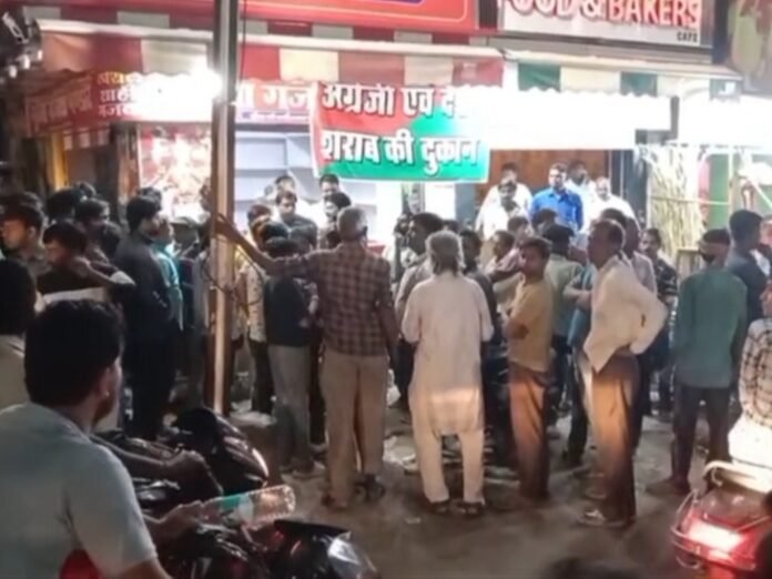 मंदिर के पास नई शराब दुकान खुलने पर विरोध:  देर रात तक चला प्रदर्शन, दो दिन का दिया अल्टीमेटम - Gwalior News