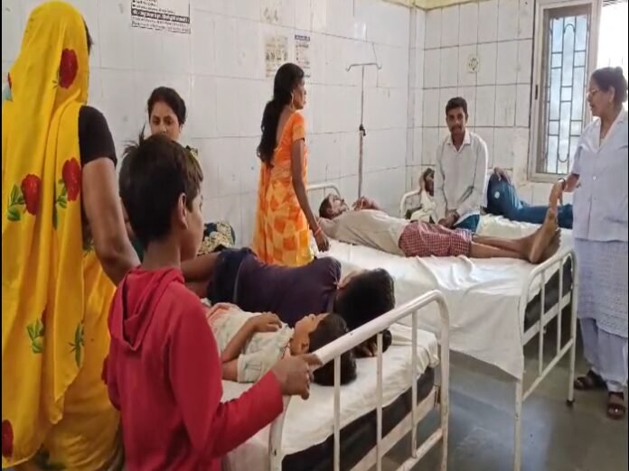 मंदिर में पूजा कर रहे श्रद्धालुओं पर मधुमक्खियों का हमला:  बालोद में अक्षय तृतीया पर मुनि बाबा मंदिर में दर्शन करने पहुंचे थे,45 को काटा - Balod News