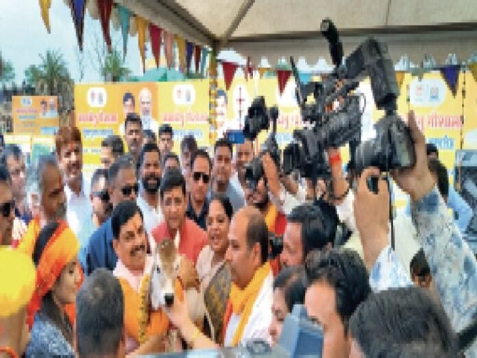 महू में 10 हजार गायों वाली गोशाला का भूमिपूजन:  मुख्यमंत्री बोले - जिसे गोशाला में बदबू आए, उसे भारत में रहने का अधिकार नहीं - Indore News