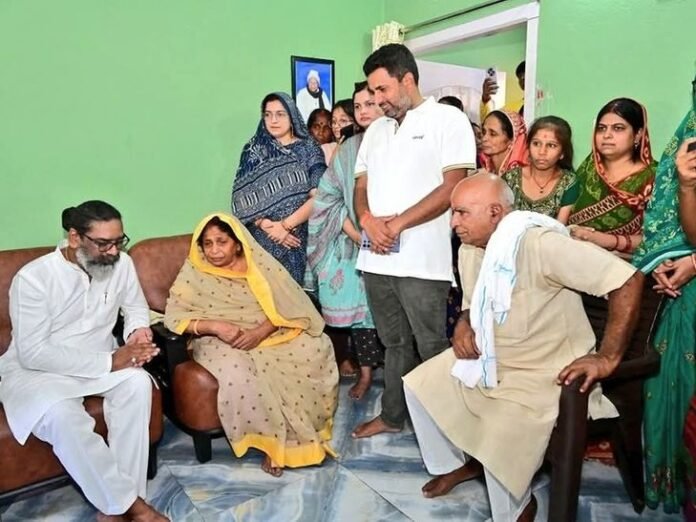 मुख्यमंत्री ने पूर्व मंत्री के परिवार से की मुलाकात:  बादल पत्रलेख के पिता के निधन पर कुशमाहा गांव पहुंचकर जताया शोक - Deoghar News