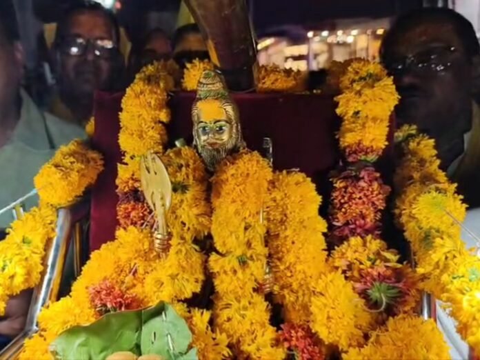 मेरठ और वाराणसी के कलाकारों ने दिखाए करतब:  सागर में बाल स्वरूप भगवान परशुराम पालकी यात्रा; शिव-तांडव ने लोगों का मन मोहा - Sagar News