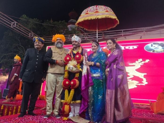 राहुलदेव ने खुद को दतिया का 14वां राजा घोषित किया:  ठाकुर समाज और राजपरिवार का विरोध; कहा- समाज से करेंगे निष्कासित - datia News