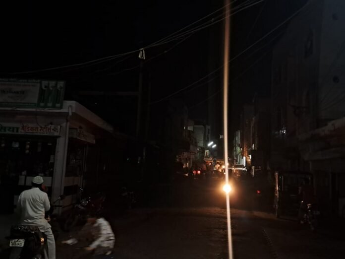 वक्फ कानून के विरोध में 15 मिनट बत्ती गुल प्रदर्शन:  खंडवा में मुस्लिम समाज ने किया ब्लैकआउट; घर-दुकान में अंधेरा रखा - Khandwa News