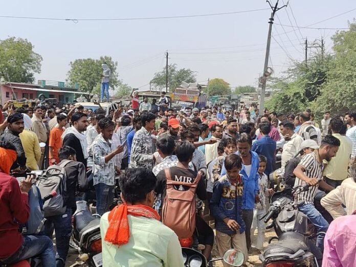 शराब दुकान के विरोध में हसनपुर हवेली में चक्काजाम:  डेढ़ घंटे तक लगा रहा जाम, एसडीएम के आश्वासन पर लोग माने - Sheopur News