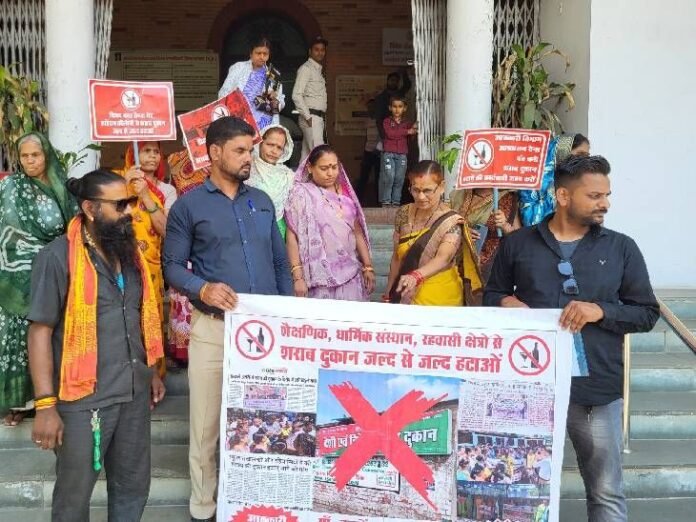 शराब दुकान शिफ्ट कराने 7वीं बार जनसुनवाई में पहुंचे:  बुजुर्गों ने की बेटे-बहू द्वारा प्रताड़ित करने की शिकायत, पानी की टंकी तोड़ने की मांग - Bhopal News