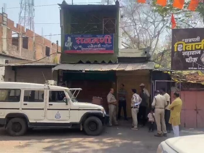 शाजापुर में 14 किलो चांदी, ढाई लाख का सोना चोरी:  सुनार की दुकान से दीवार में छेद कर सामान ले गए बदमाश - shajapur (MP) News