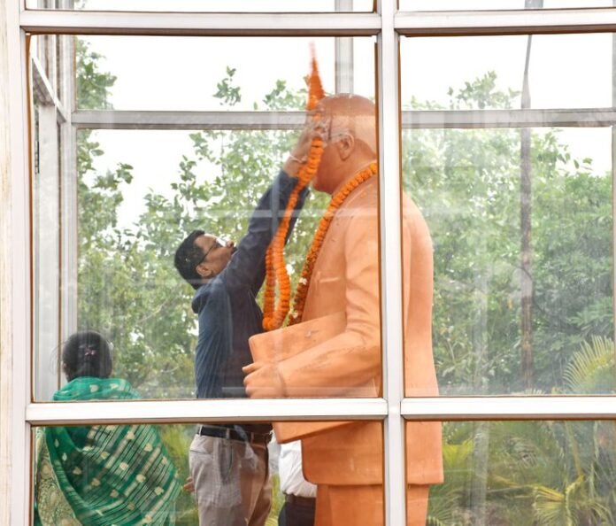  संविधान निर्माता की प्रतिमा पर किया माल्यार्पण - Balrampur News