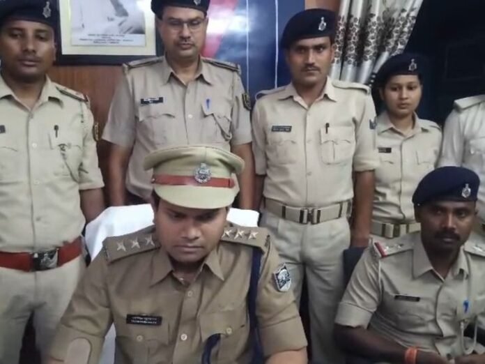 सबौर में लूट के 6 आरोपी गिरफ्तार:  मोबाइल और 2 देसी कट्टा बरामद, 2 नाबालिग भी पकड़े गए; 11 अप्रैल को की थी लूटपाट - Bhagalpur News