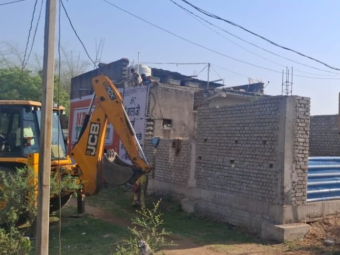 सरकारी जमीन पर 23 लोगों ने किया कब्जा:  बिलासपुर प्रशासन ने अवैध निर्माण पर चलाया बुलडोजर; अन्य कब्जाधारियों को 3 दिन का नोटिस - Bilaspur (Chhattisgarh) News