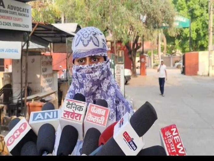 सिंगर रॉकी मित्तल हनीट्रैप केस में महिला की पेशी:  पंचकूला कोर्ट ने दी वॉयस सैंपल टेस्ट की अनुमति; मधुबन फोरेंसिक लैब में होगा - Panchkula News