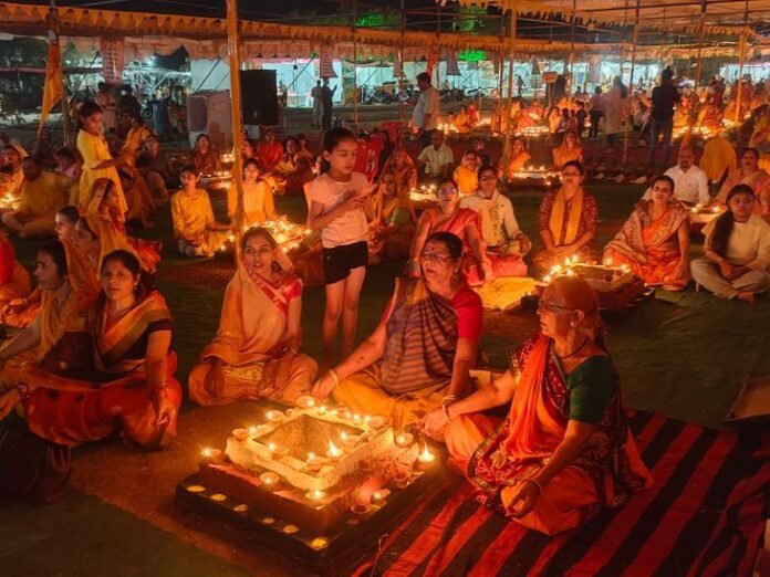 सीहोर में गायत्री परिवार का दीप यज्ञ:  108 कुंडीय महायज्ञ में हजारों दीपक जलाकर की विश्व शांति की कामना - Sehore News