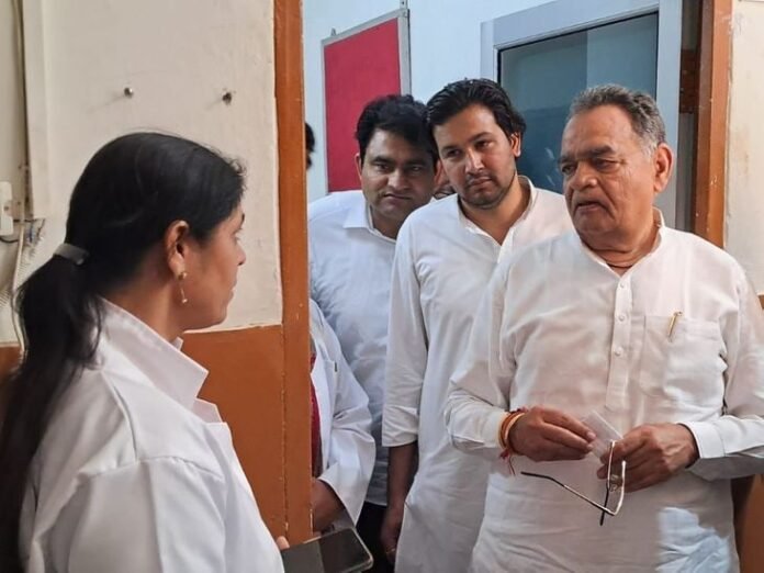 हांसी PHC में विधायक भयाना का औचक निरीक्षण:  कर्मचारी मिले नदारद, विभाग के 6 को नोटिस जारी, MLA बोले-अच्छा नहीं लगा - Hansi News