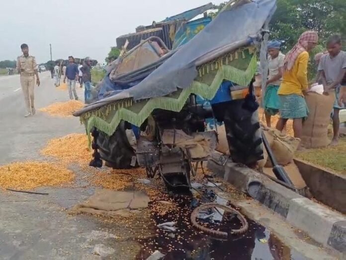 किशनगंज में ट्रक और ट्रैक्टर की टक्कर:  गुजरात के ड्राइवर की हालत गंभीर; हायर सेंटर रेफर, दोनों वाहन क्षतिग्रस्त - Kishanganj (Bihar) News