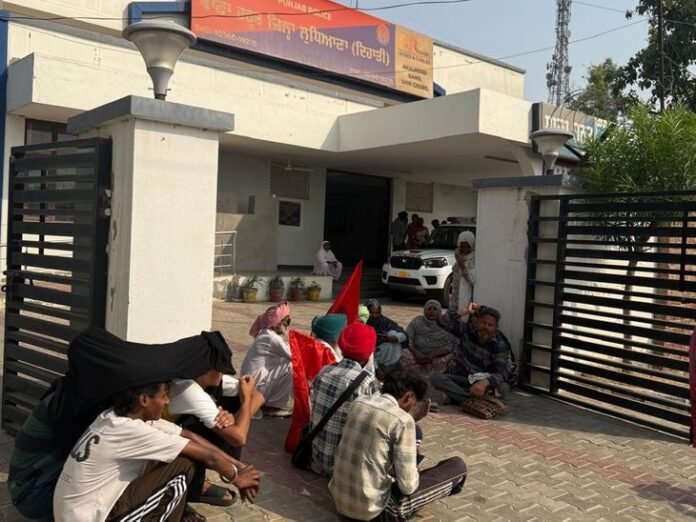 जगराओं में थाने के बाहर भट्ठा मजदूर यूनियन का प्रदर्शन:  युवक पर हमले का मामला, सोमवार तक कार्रवाई की मांग - Jagraon News