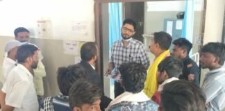 जिला अस्पताल के डॉक्टर पर इलाज में लापरवाही का आरोप:  चेहरे की हड्‌डी का इलाज कराने गए तो दांतों में तार लगाकर सील किया, थाने में शिकायत - Barwani News