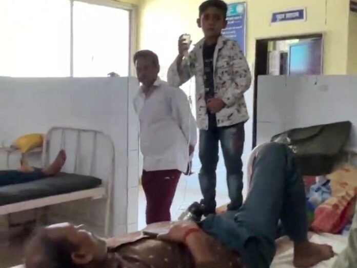 जिला अस्पताल में मरीज के बेटे से ग्लूकोज बोतल पकड़वाई:  टीकमगढ़ में वार्ड बॉय स्टैंड लेने गया था; वीडियो सामने आने पर जांच के आदेश - Tikamgarh News