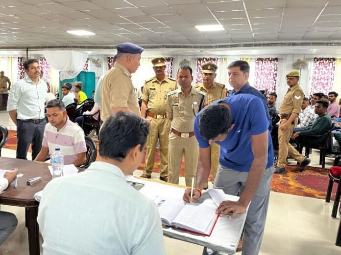 देवरिया में पुलिस भर्ती का मेडिकल टेस्ट:  एसपी ने किया निरीक्षण, सीसीटीवी कैमरों से हो रही निगरानी - Deoria News