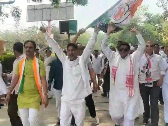 निजी स्कूलों की मनमानी पर कांग्रेस सख्त:  फीस और किताबों के दाम तय करने की मांग, डीएम को सौंपा ज्ञापन - Firozabad News