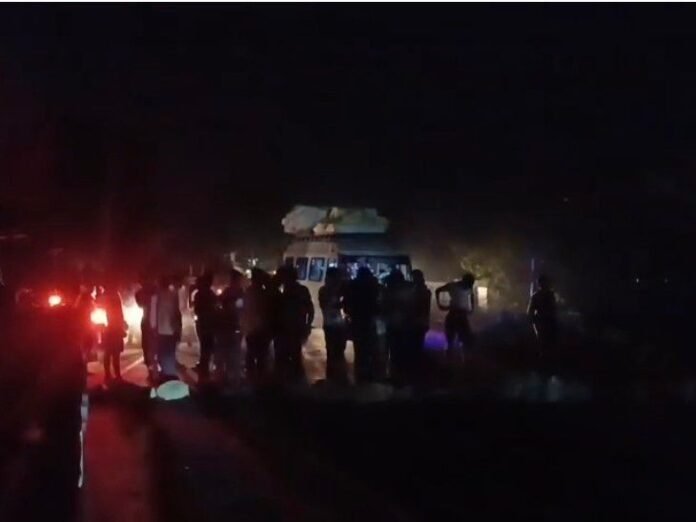 निवाड़ी के लड़वारी गांव में दो दिन से लाइट नहीं:  नाराज ग्रामीणों ने निवाड़ी-पृथ्वीपुर मार्ग पर एक घंटे तक लगाया जाम, पुलिस ने समझाया - Niwari News