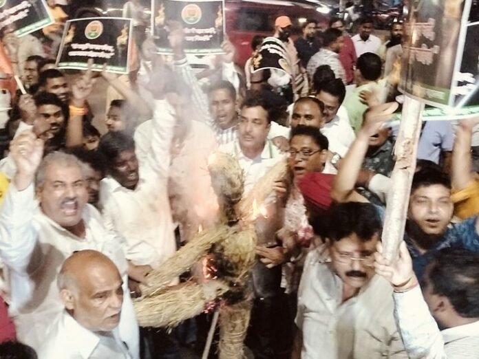 पहलगाम आतंकी हमले के विरोध में जमशेदपुर में प्रदर्शन:  भाजपा कार्यकर्ताओं ने निकाला मार्च, आतंकवाद का पुतला फूंका - Jamshedpur (East Singhbhum) News