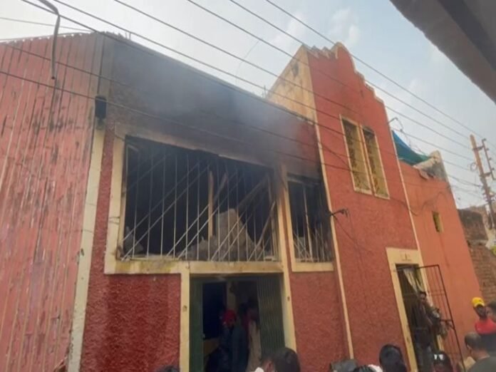 फोम गोदाम में लगी आग, सामान जलकर खाक:  बिलासपुर में पुलिस और स्थानीय लोगों की मदद से पाया काबू; शॉर्ट सर्किट की आशंका - Bilaspur (Chhattisgarh) News