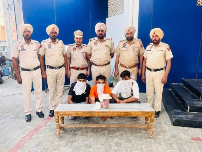 बठिंडा में तीन नशा तस्कर गिरफ्तार:  सप्लाई करने जा रहे थे, 1.27 लाख की ड्रग मनी और हेरोइन बरामद - Bathinda News