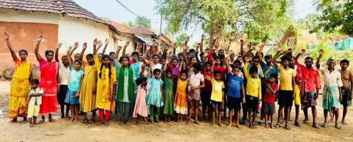  रामखुड़ी गांव के रशि टोला और खेड़बोना टोला में 15 दिन से बिजली गुल, ग्रामीणों ने किया प्रदर्शन - Fatehpur News