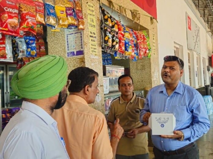 रायपुर-दुर्ग रेलवे स्टेशन में छापा:  अनाधिकृत वेंडर्स पर 1 लाख से ज्यादा का जुर्माना, सीनियर कॉमर्शियल मैनेजर की कार्रवाई - Raipur News