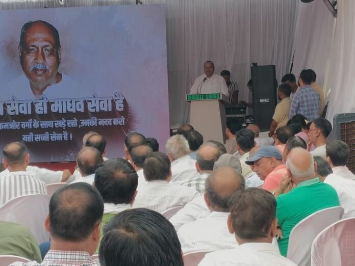 विजय सेवा न्यास ने 26 बेसहारा बच्चे को लिया गोद:  शिक्षा से रोजगार तक की जिम्मेदारी ली, पूर्व सांसद विजय खंडेलवाल की जयंती पर हुआ आयोजन - Betul News
