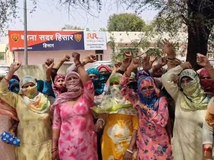 हिसार में कर्मी की मौत पर भड़के परिजन:  एजेंसी में फटा था सिलेंडर; मालिक की गिरफ्तारी, मुआवजे की मांग, नहीं उठाया शव - Hisar News