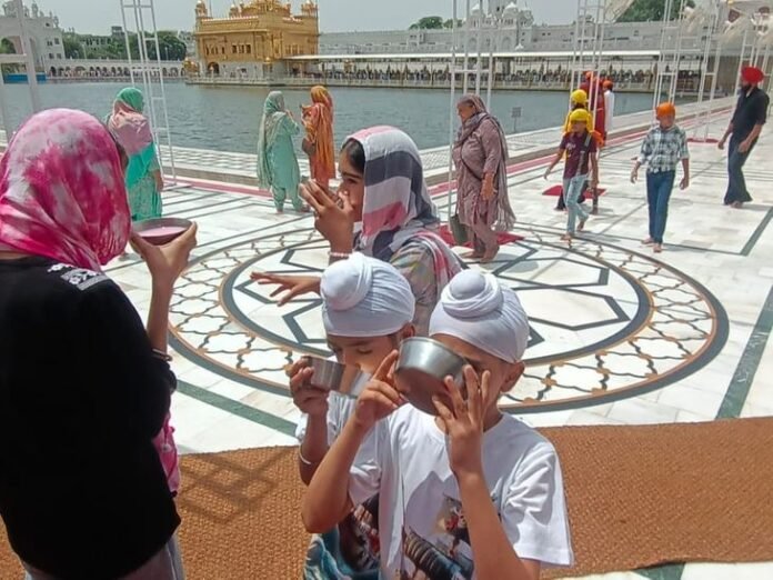 अमृतसर में गोल्डन टेंपल में उमड़े श्रद्धालु:  माथा टेका, श्री गुरु अर्जुन देव जी के शहीदी दिवस पर लगाई छबील - Amritsar News