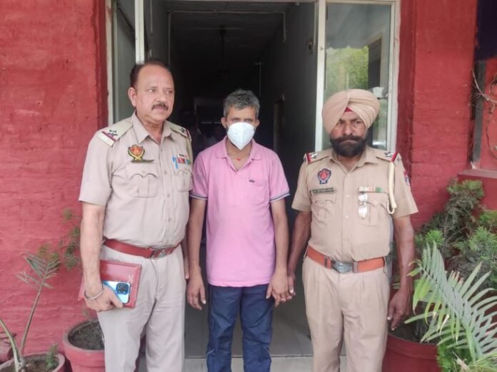 अमृतसर में श्री दरबार साहिब की बेअदबी करने वाला गिरफ्तार:  गुरु महाराज जी की तस्वीरें जलाने का प्रयास, निहंग सिन्हों ने जल प्रवाह किया - Amritsar News