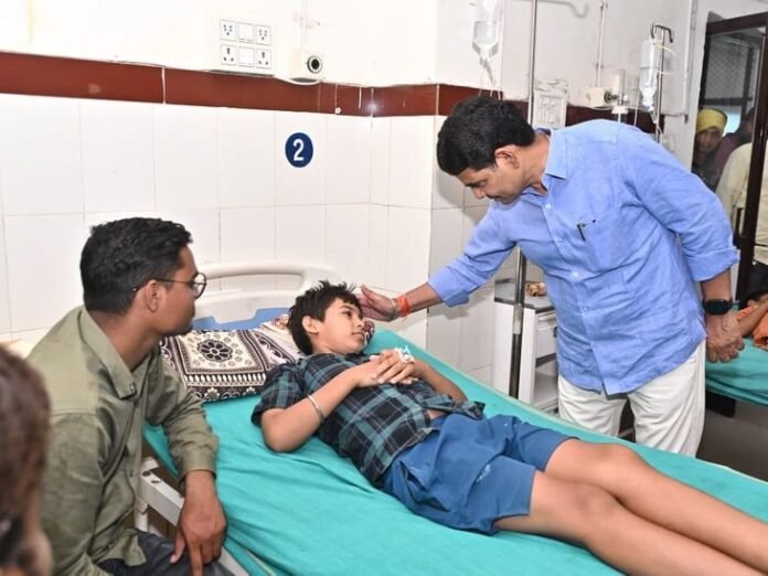 आकाशीय बिजली से मृतक के परिवार को मिली सहायता:  राजस्व मंत्री ने सौंपा 4 लाख का चेक,बलौदाबाजार अस्पताल में भर्ती 8 घायलों का हाल जाना - baloda bazar News