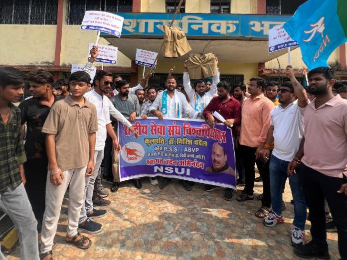 इंदिरा गांधी कृषि विश्वविद्यालय में NSUI का हंगामा:  ABVP के नेशनल मीट का विरोध; लीडर्स बोले- कुलपति RSS के दलाल, बर्खास्त किया जाए - Raipur News