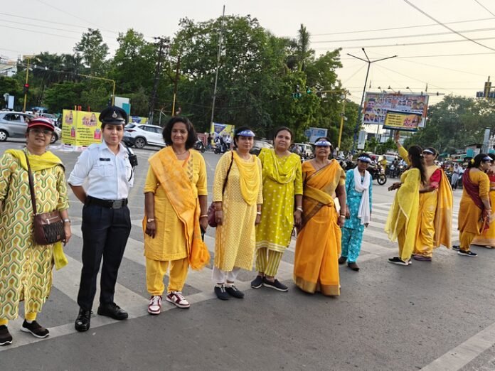 इंदौर में महिलाएं बोलीं 'मै भी अहिल्या':  34 चौराहों पर दो घंटे तक ​​​​​​​मातृशक्ति ने संभाला इन्दौर का ट्रैफिक - Indore News