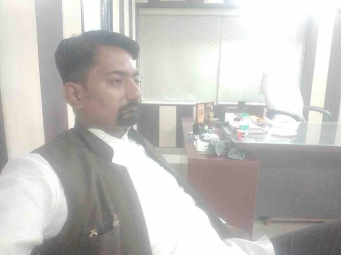 उन्नाव पुलिस ने तन्मय श्रीवास्तव को कोतवाली में किया नजरबंद:  पीएम मोदी को काले गुब्बारे दिखाने का किया था ऐलान - Unnao News